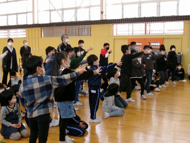 元気にじゃんけんの手を突き出す児童たちの写真