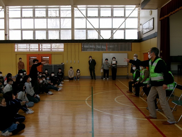 一人の児童と、一人の「見守り隊」隊員の一騎打ちとなったじゃんけん大会の写真