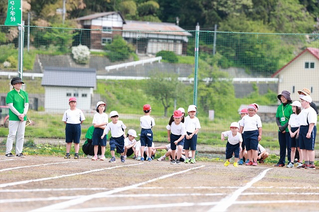 まさに駆けだそうとする低学年児童の写真