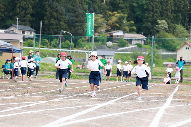 全力疾走の女子児童の写真