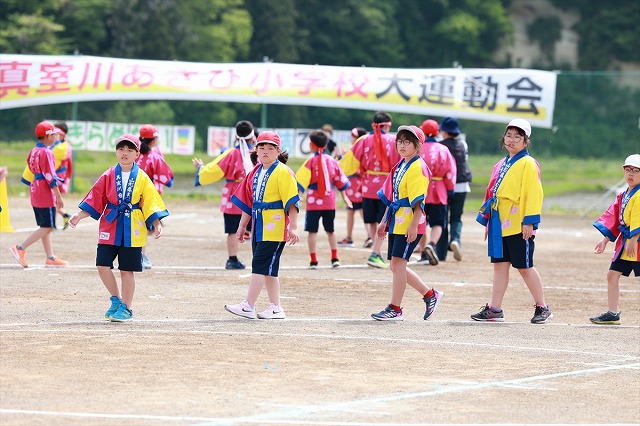 こちらもカラフルな法被を着て踊る男子児童たちの写真