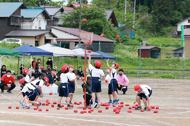 玉入れをする紅組児童たちの写真