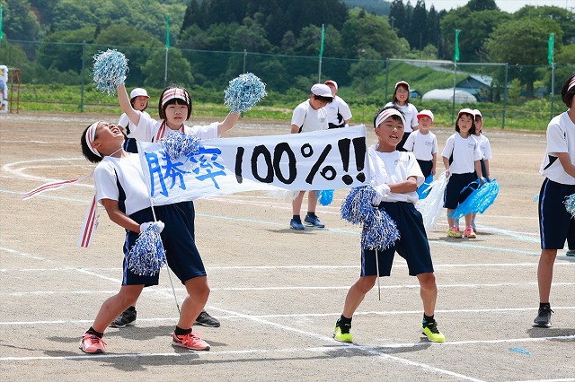 「勝率100パーセント」と書かれた横断幕を持って気勢を上げる白組応援団の写真