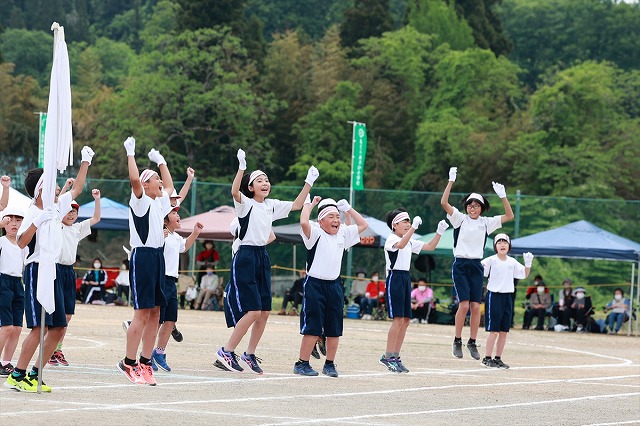 飛び跳ねる白組応援団の写真