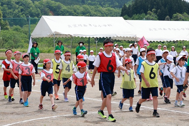 リレーのために入場する児童たちの写真