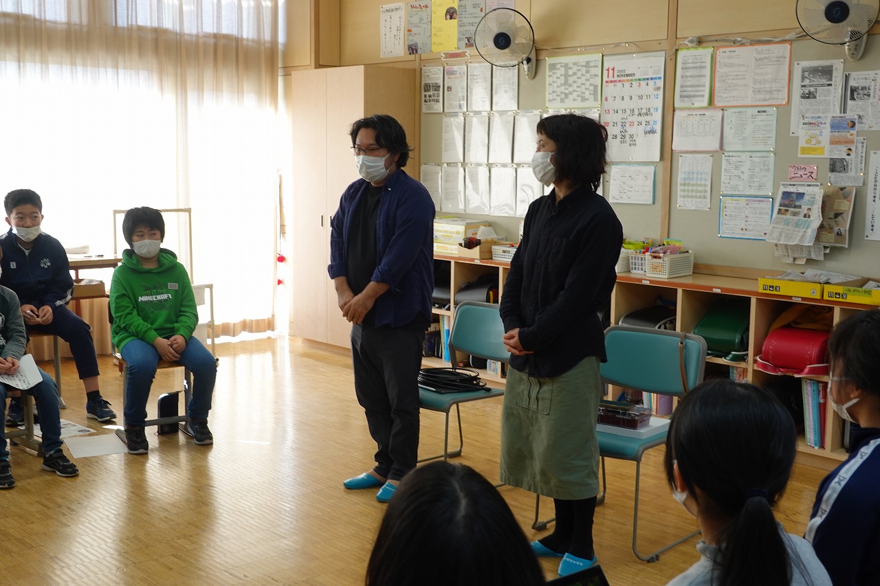 森林学習の成果とポスターにするため招いた講師を生徒たちに紹介する先生の写真