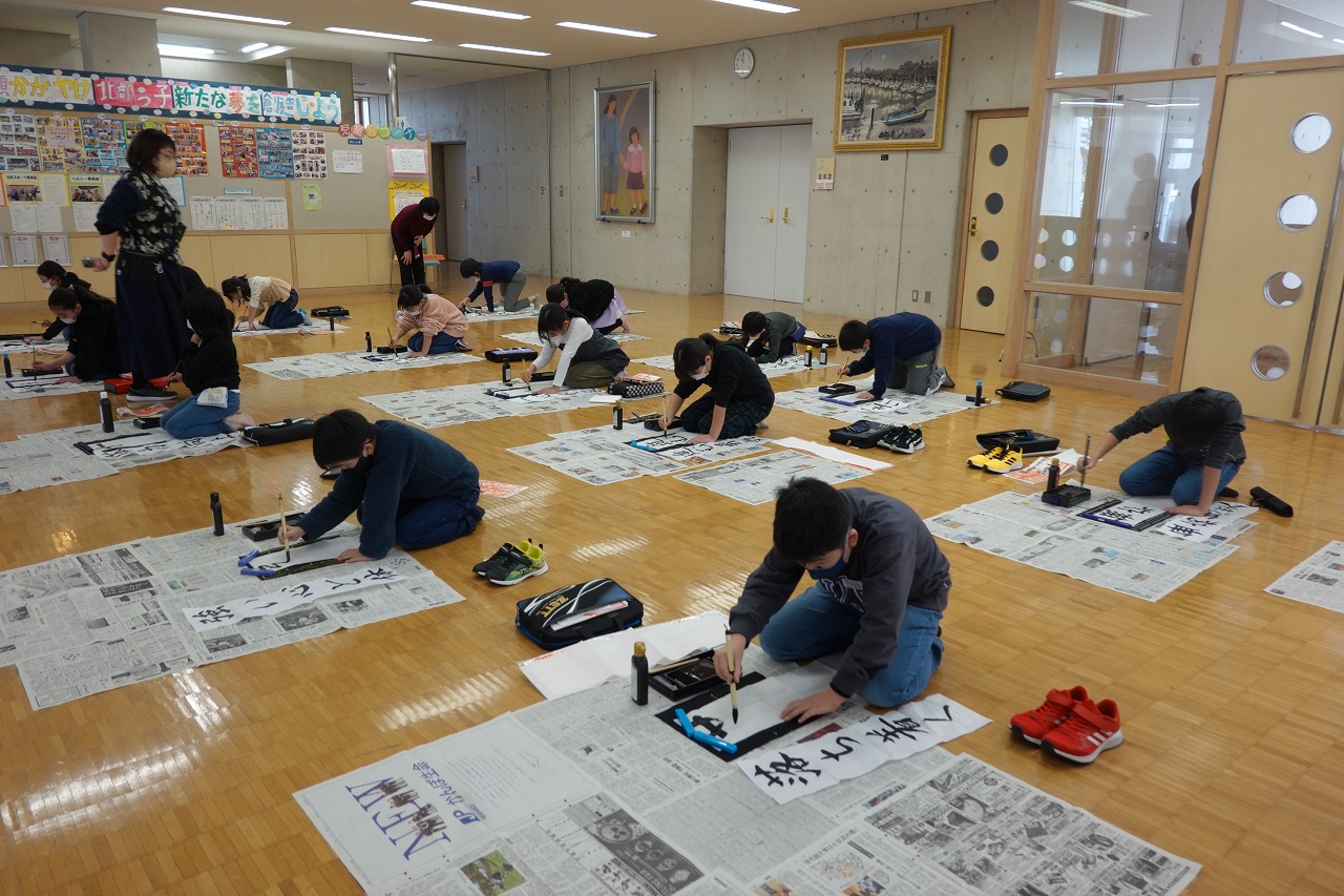 それぞれの生徒が縦長の半紙に一筆一筆習字に打ち込む生徒たちの写真