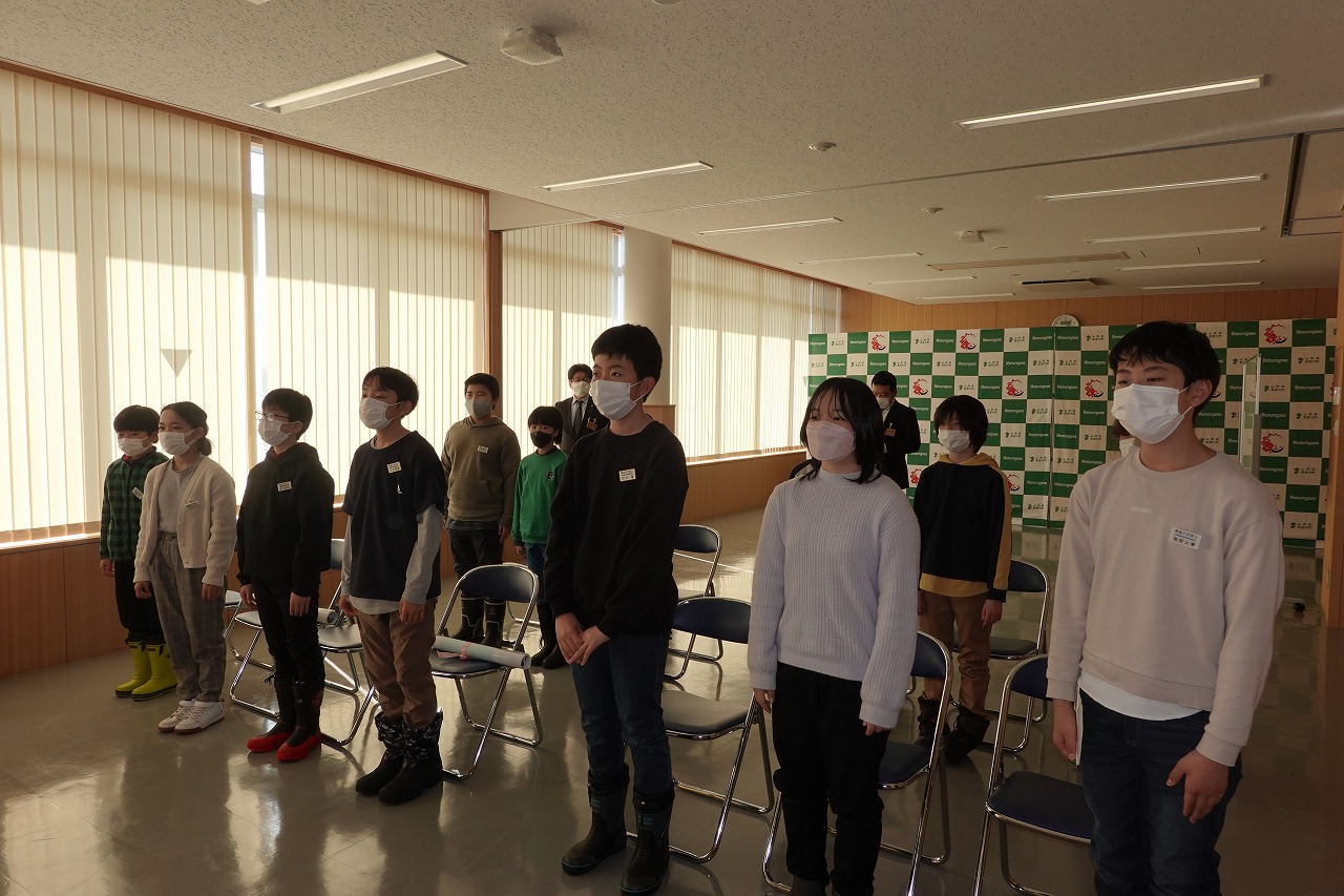町役場での贈呈式を前に、緊張した面持ちの北部小学校代表児童の写真