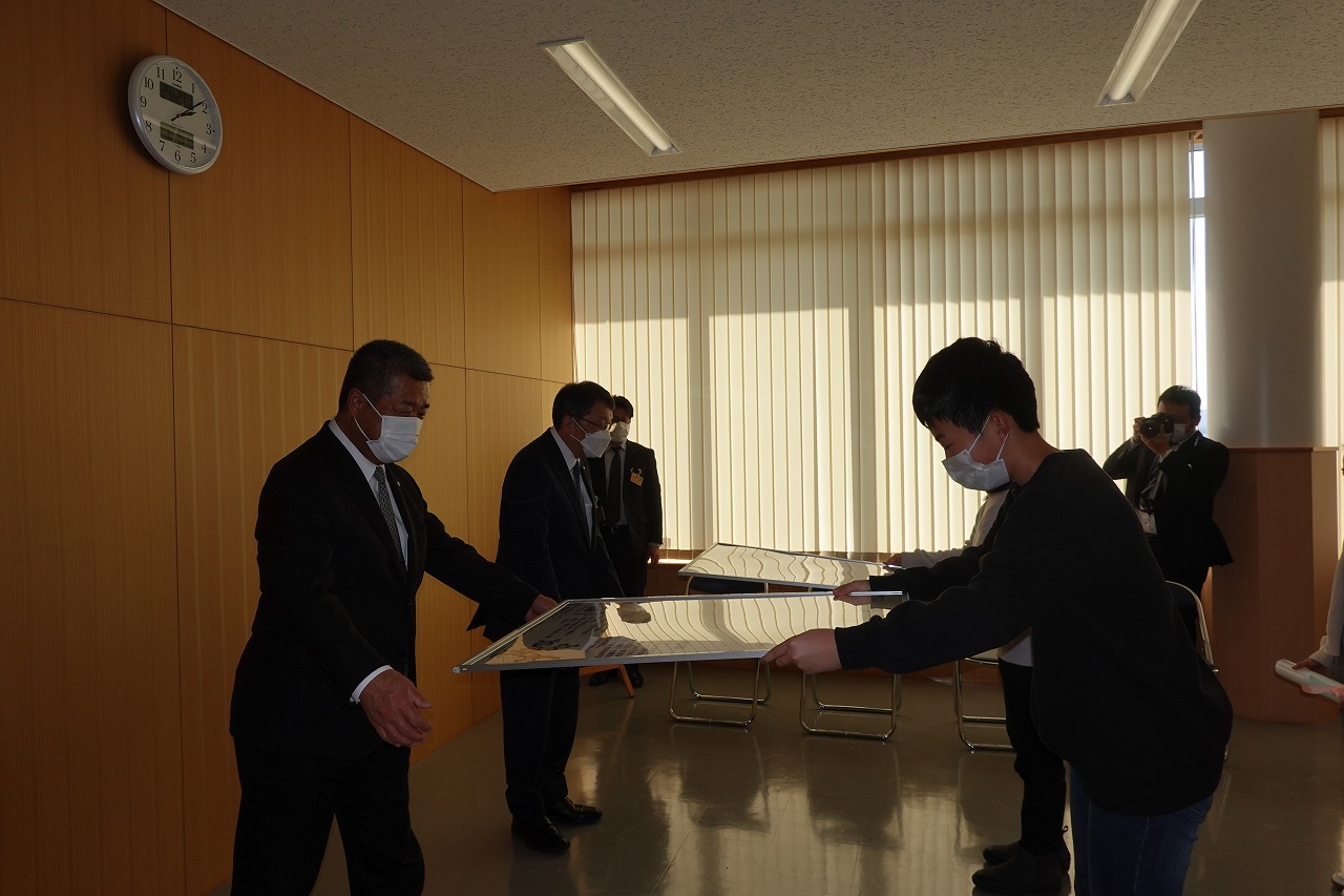 町長と教育長にポスターを贈呈する北部小学校の代表児童