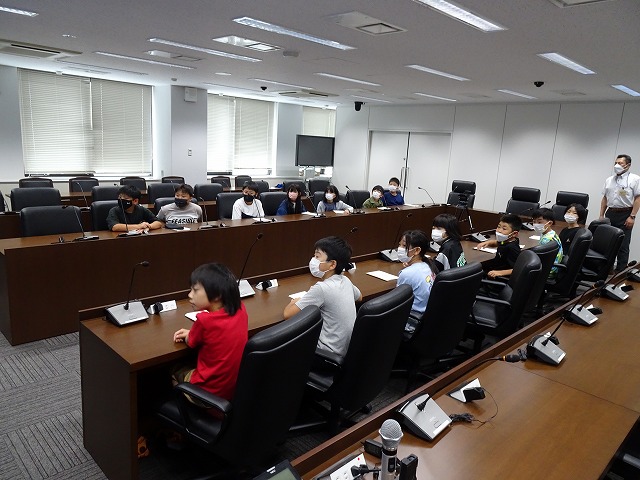 県庁の会議室で県の防災についての話を真剣に聴く児童たちの写真