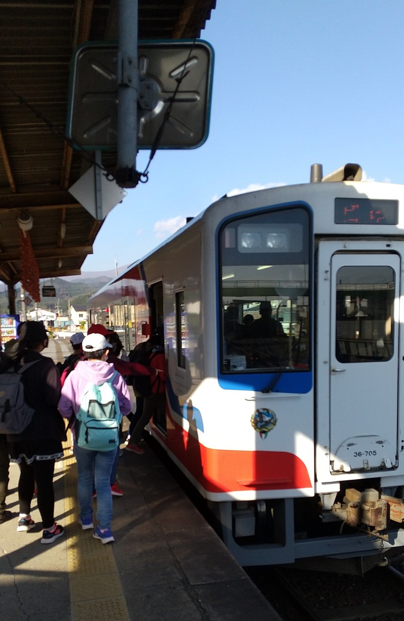 電車に乗り込もうとする子供たちの写真
