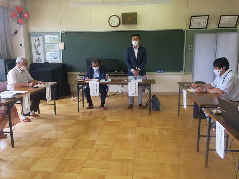 第1回学校運営協議会を行う委員の方々の写真