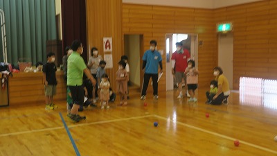 実際にボールを使って試行している様子の写真
