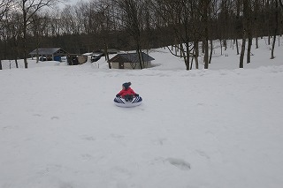チューブに乗って周囲に目をやる児童の写真