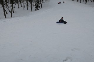 チューブに斜めに乗る児童の写真