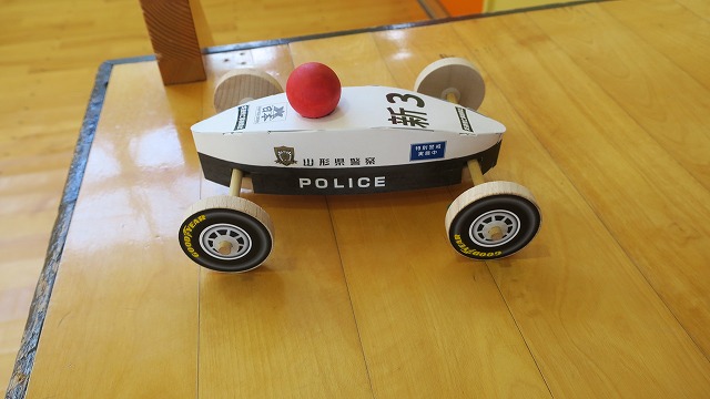 山形県警のパトカーをモチーフにしたモックカーの写真