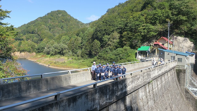 高坂ダムの上で遠方から撮影した生徒たちと先生の写真