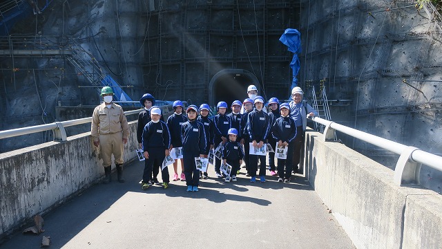 高坂ダムにての生徒たちと先生と建設会社の皆さんで撮影した記念写真