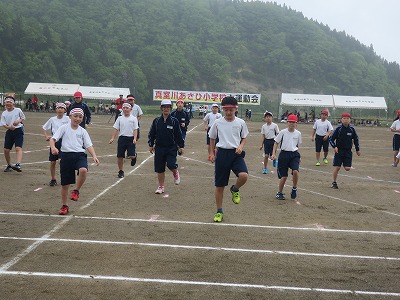 集合してステップを踏むように片足を上げている児童たちの写真