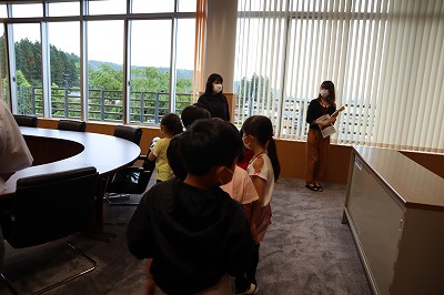 校外学習にて、真室川町役場新庁舎の会議室の見学を行う、1年生の児童達の様子を写した写真