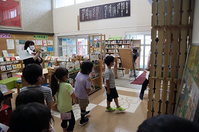 校外学習にて、中央公民館図書室の見学を行う、1年生の児童達の様子を写した写真