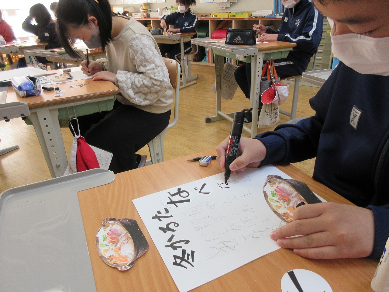 太さの違うマーカーや切り絵などを使って、それぞれのポスター作製を進める生徒たちの写真