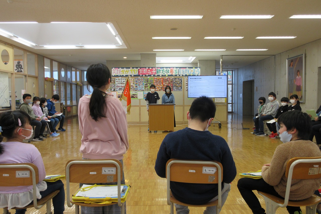女子児童が立ち上がって質問・意見している様子の写真