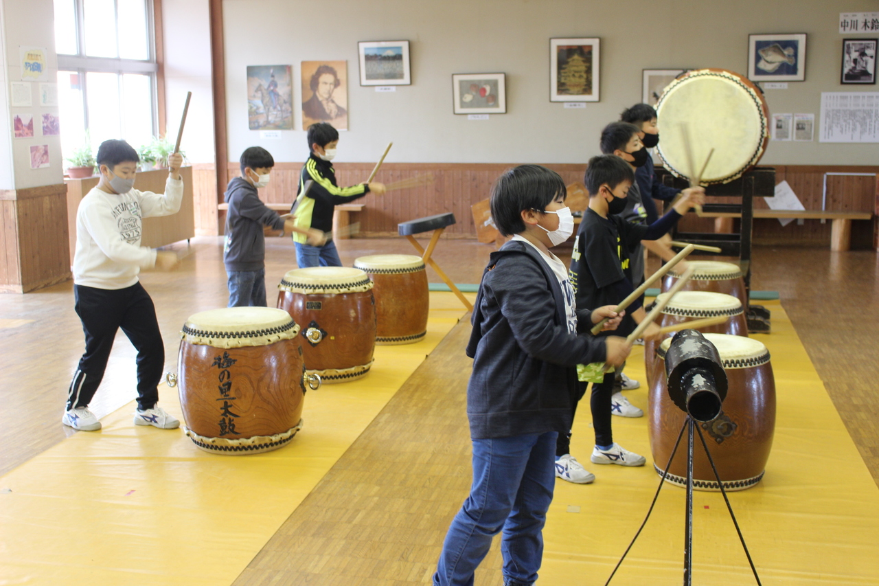 和太鼓を演奏している子供たちの写真
