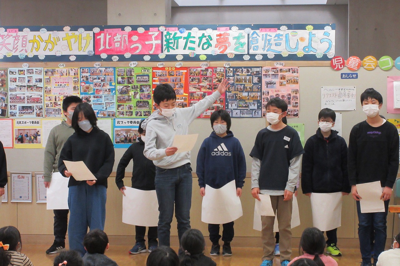 各学級の発表をうけたあとに、いじめぼくめつスローガンについての振り返りを行う男子児童の写真