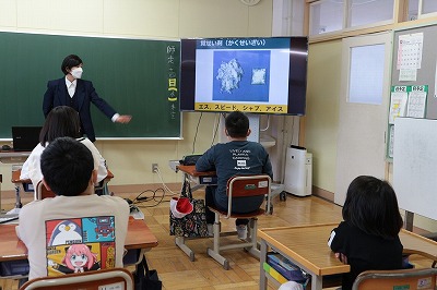 教室でモニターの画面を使って薬物の危険について話す新庄警察署生活安全課の担当の方の写真