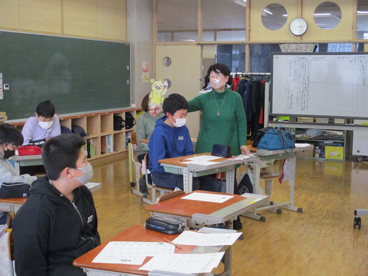 ひよこの人形を使って生徒に問いかけるように理解を促すスクールカウンセラーの写真