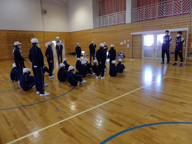 起立してプロ選手にお礼を述べる児童の写真