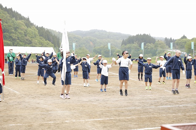 皆で揃って応援のダンスをする白組応援団の写真