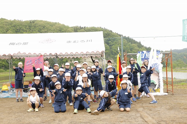 白組の団旗をもってテントの前に集合しポーズを取る白組選手たちの写真