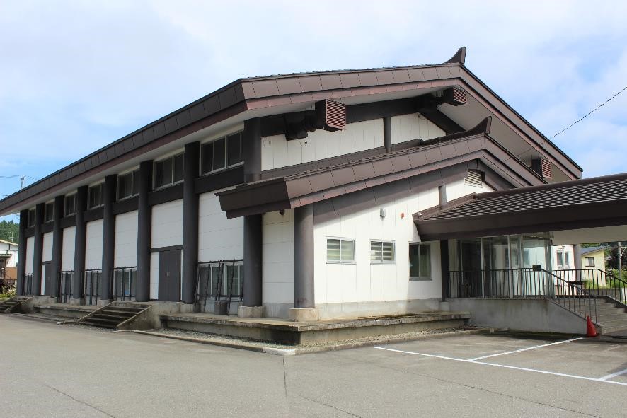 くすんだ茶色の屋根と柱が特徴的な建物の写真