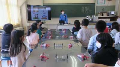 モニターを使った講義に興味津々の中学年児童たちの写真