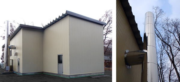 銀色の排気口が取り付けられている白い外壁と灰色のトタン屋根の建物の写真、銀色の排気口をアップで撮影した写真の2枚が並んでいる写真