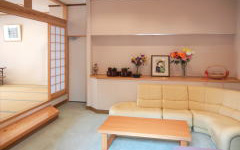 左手に和室の小部屋、右手にソファのある部屋が隣り合っている写真