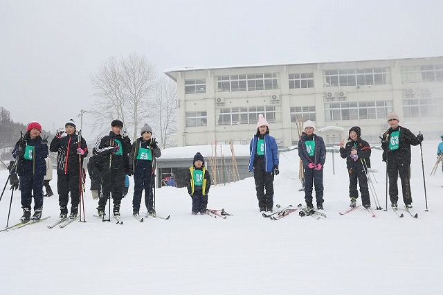 吹雪の中、満足そうな様子の5・6年生女子たちの写真