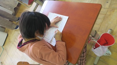 えんぴつでお習字の練習をしている1年生の写真