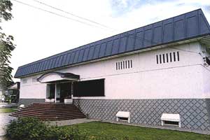 蔵のような外観に丸い屋根のポーチが付いた建物の写真