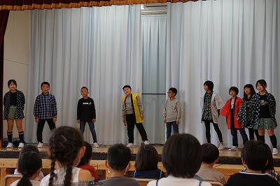 法被や思い思いの洋服を着てことばの国へレッツゴーを演じる4年生児童たちの写真