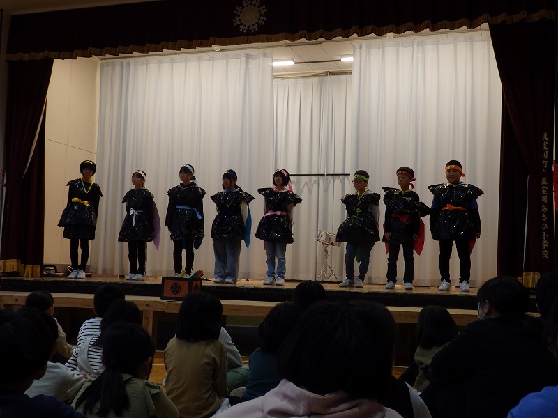 黒ずくめの衣装を着て忍者を演じる5年生の児童たちの写真