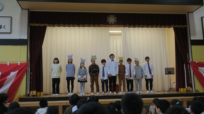 動物のお面や様々な洋服を身につけ「セロ弾きのゴーシュ」を演じる6年生の児童たちの写真