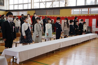 キレイな服を着た10人の新入生が横一列に立っている写真
