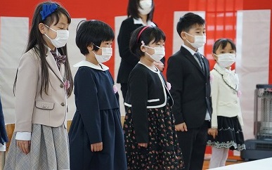 真剣な様子で背筋を伸ばし凛々しく立っている5人の新入生の写真