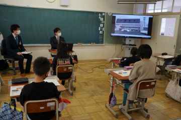 教室で席に着き、真室川町役場総務課の皆さんから災害に関する講義を受ける児童たちの写真