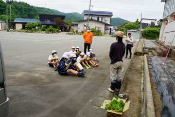 前に立って話す講師と座って聞く生徒たちの写真