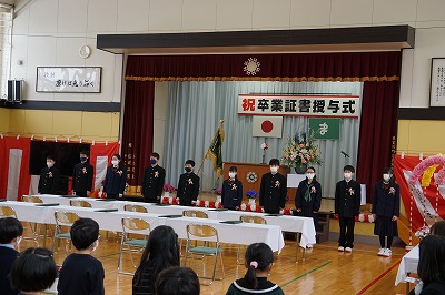 体育館で卒業証書授与式を行う生徒たちの写真