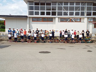 体育館の前に集合して撮った記念写真